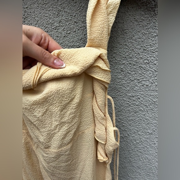 ❌SOLD❌H&M Studio Collection TWIST-DETAIL CRINKLED DRESS in Pastel Yellow - Picture 12 of 16